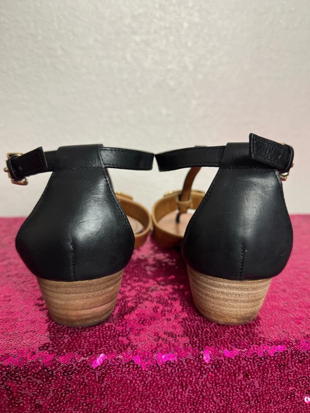 COACH 🖤 Two-Tone Black, Tan Leather T-Strap Luxury Sandals (Women’s 9) Like New